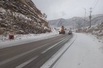 برف‌روبی ۸۱۰ کیلومتر از جاده‌های ایلام/ تمام راه‌های استان باز است