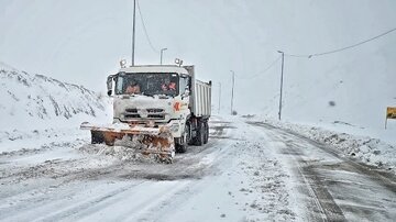 امدادرسانی راهداران سلطانیه به ۷۰ خودرو گرفتار در برف و کولاک زنجان