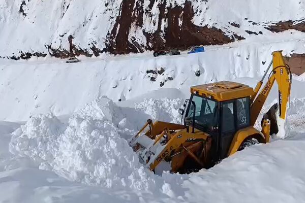 ویدیو|تلاش راهداران طالقان برای بازگشایی ریزش بهمن در محور روستایی دیزان به ناریان