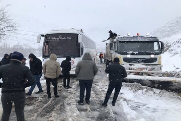 ویدیو | امدادرسانی به ۵۰ دستگاه خودروی گرفتار در  برف و کولاک در محورهای روستای شهرستان میانه