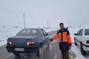 آغاز بارش برف در گردنه‌ سربیژن شهرستان جیرفت