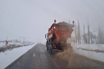 ویدئو | اجرای عملیات نمک پاشی جهت جلوگیری از یخ‌زدگی سطح جاده در محور جیرفت_ساردوئیه
