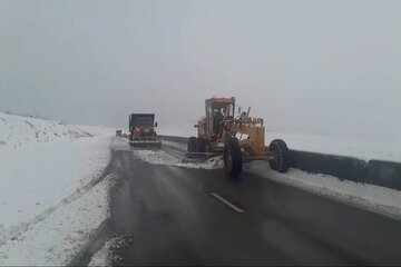 ️ویدیو | عملیات برف روبی و نمک پاشی در بزرگراه کربلا محور کرمانشاه به ماهیدشت با تلاش راهداران استان کرمانشاه