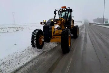 ️ویدیو | عملیات برف روبی و نمک پاشی در بزرگراه کربلا محور کرمانشاه به ماهیدشت با تلاش راهداران شهرستان کرمانشاه، استان کرمانشاه