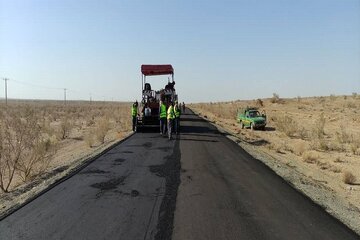 تداوم عملیات مشارکتی روکش آسفالت در محور سبزوار - روداب به طول ۲۳ کیلومتر