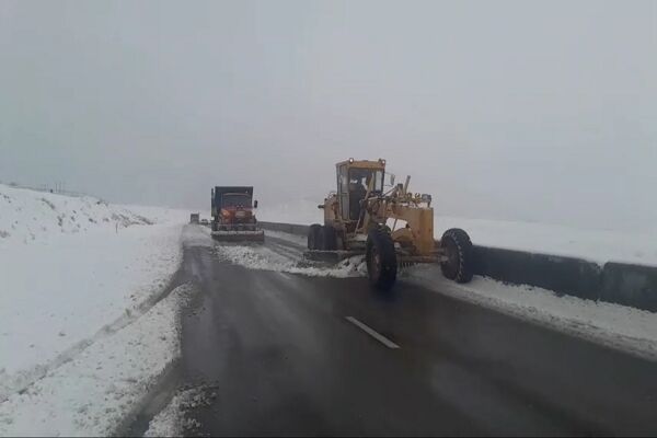 ️ویدیو | عملیات برف روبی و نمک پاشی در بزرگراه کربلا محور کرمانشاه به ماهیدشت با تلاش راهداران استان کرمانشاه