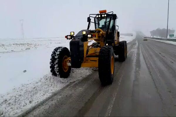 ️ویدیو | عملیات برف روبی و نمک پاشی در بزرگراه کربلا محور کرمانشاه به ماهیدشت با تلاش راهداران شهرستان کرمانشاه، استان کرمانشاه