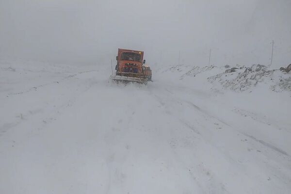 ویدیو | عملیات برف روبی و بازگشایی محور صحنه به سنقر و کلیایی در گردنه خدابنده لو با تلاش راهداران شهرستان صحنه، استان کرمانشاه
