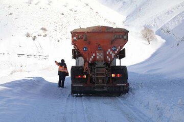 ببینید|عملیات برف روبی و نمک پاشی محور آتشگاه ،دروان،نوجان ،خوارس و  برغان توسط عوامل راهداری شهرستان کرج