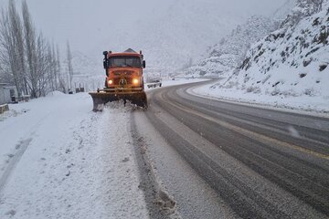 انجام عملیات برف‌روبی در طول ۵۰۰ کیلومتر از محورهای برف‌گیر جیرفت