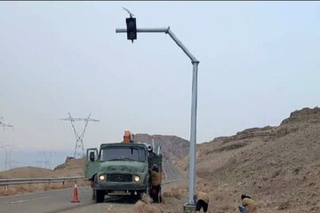 نصب سامانه‌های چراغ چشمک‌زن در راه‌های استان قم