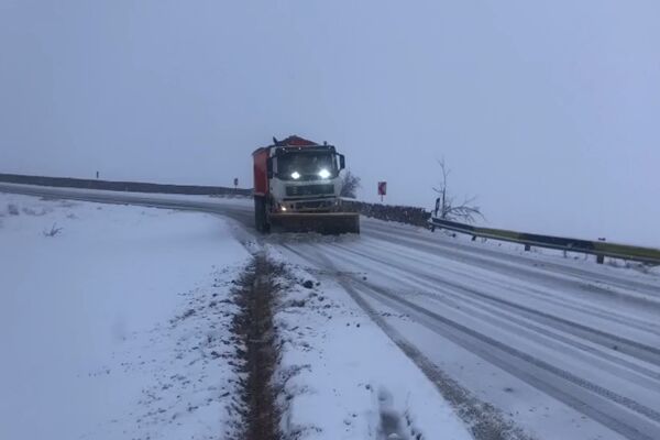 ویدیو|عملیات برف روبی و نمک پاشی محورهای روستایی شهرستان طالقان توسط راهداران