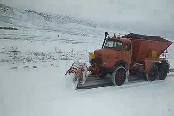 ویدئو |  عملیات برف‌روبی محور روستایی بالادشت منطقه برزنه به چهارچوبه توسط راهداران شهرستان گرمه استان خراسان شمالی
