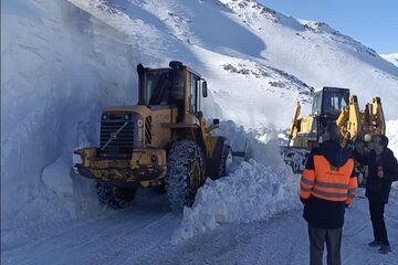 گردنه«گله بادوش» الیگودرز بازگشایی شد/ انباشت برف به هفت متر رسید