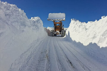 ببینید| تلاش راهداران گیلانی در محورهای مواصلاتی استان