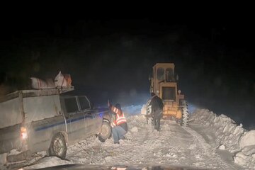 ویدئو|امدادرسانی راهداران شهرستان شیروان به خودروی گرفتار در برف در محور روستایی زیدر- خیرآباد استان خراسان شمالی