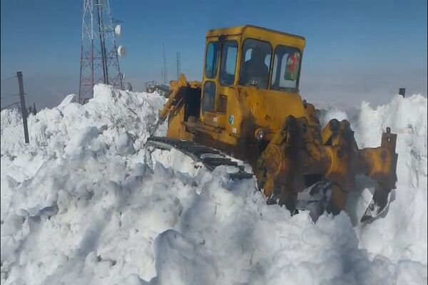 ️ویدیو | عملیات برف روبی و بازگشایی راه دسترسی به سایت هوا شناسی در "نوا کوه" توسط راهداران شهرستان دالاهو