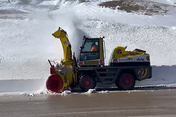 ویدیو|اجرای عملیات برفروبی توسط دستگاه برفخور اداره کل راهداری وحمل ونقل جاده ای استان گیلان