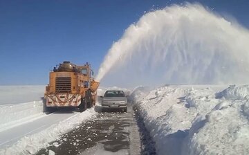 برفروبی محورهای کردستان توسط راهداران