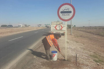 ارتقای ایمنی و ساماندهی علائم ترافیکی در محور منبع آب به کهورستان شهرستان بندرخمیر