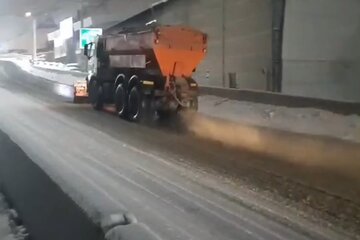 ویدیو | عملیات برف روبی و نمک پاشی محور کرج کندوان حوزه راهداری گچسر