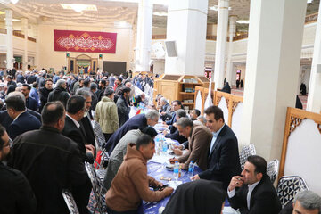 ببینید|برگزاری میز خدمت اداره‌کل راه و شهرسازی فارس در محل نماز جمعه شیراز