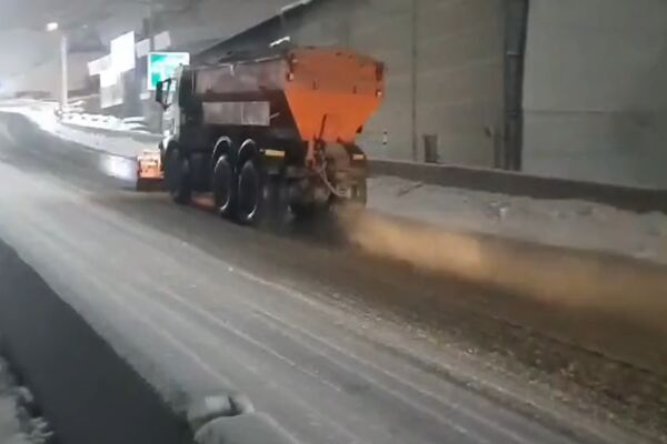 ویدیو | عملیات برف روبی و نمک پاشی محور کرج کندوان حوزه راهداری گچسر