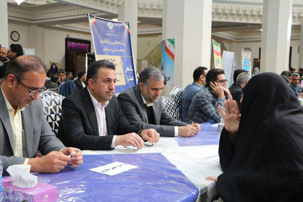 برگزاری میز خدمت اداره‌کل راه و شهرسازی فارس در محل نماز جمعه شیراز