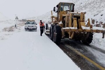 ببینید|روایت تصویری تلاش راهداران خراسان جنوبی در سرمای زمستان