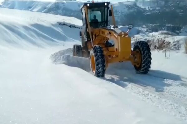 ویدیو | عملیات برف روبی محورهای روستایی شهرستان طالقان توسط راهداران