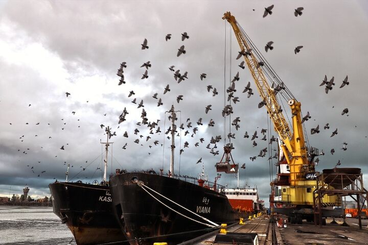تخلیه و بارگیری ۱.۶ میلیون تن کالا در ۱۰ ماهه ۱۴۰۴ در بندر انزلی