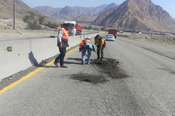 اجرای عملیات لکه‌گیری محورهای مواصلاتی حاجی‌آباد (هرمزگان )با آسفالت سرد