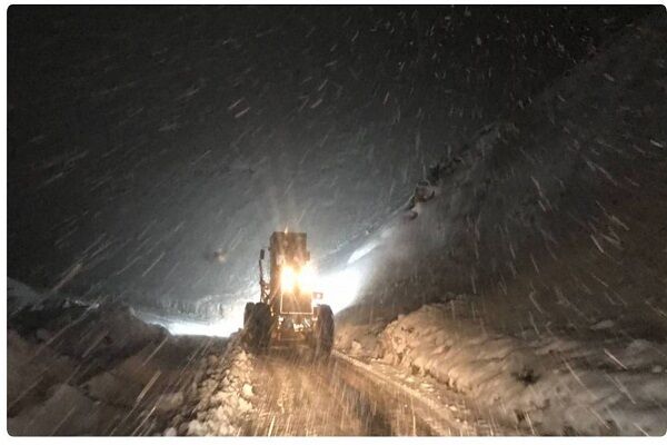 ️ ۲۸۳۰ کیلومترباند عملیات برف روبی در محورهای مواصلاتی استان کرمانشاه