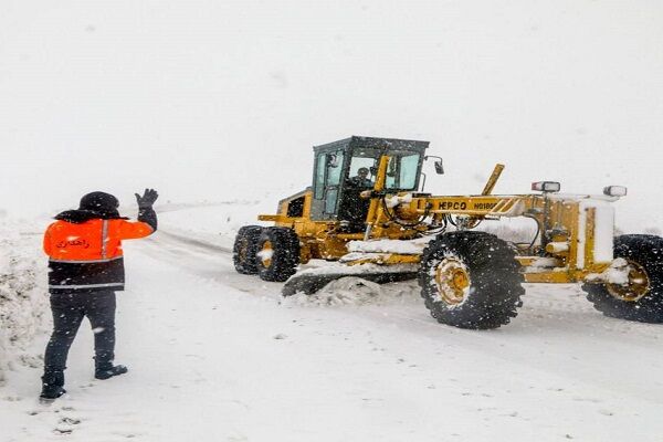 ️ویدیو | عملیات برف‌روبی و جمع آوری ریسه برف محور هرسین به نورآباد در گردنه گشور توسط راهداران شهرستان هرسین