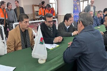 ببینید|حضور مدیرکل راهداری و حمل و نقل جاده‌ای استان البرز در میز خدمت مصلی و نماز عبادی سیاسی جمعه شهر نظرآباد