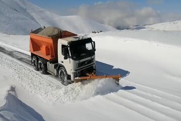 ویدیو| عملیات برفروبی و نمک پاشی محور روستایی دوروان و خوارس توسط راهداران شهرستان کرج