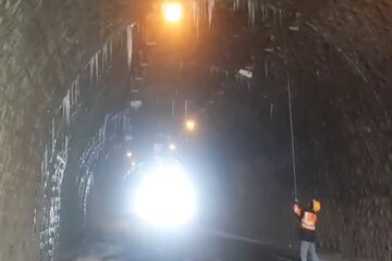 ویدیو| قندیل زنی تونل ها محور  کرج - کندوان توسط  راهداران گچسر