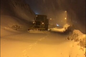 ️ویدیو | عملیات برف‌روبی در محور سه‌راهی شهداء(ملندو) به نوسود، با وجود کولاک شدید، توسط راهداران شهرستان پاوه - استان کرمانشاه