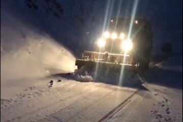 ️ویدیو | عملیات برف‌روبی و نمک پاشی در محور سه‌راهی شهداء به نودشه، با تلاش راهداران شهرستان پاوه - استان کرمانشاه