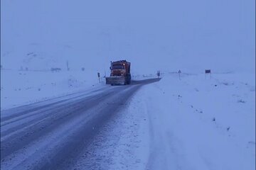 ️ویدیو | عملیات نمک پاشی در گردنه خسرو آباد محور سنقر به همدان با تلاش راهداران شهرستان سنقر و کلیایی - استان کرمانشاه