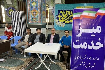 ببینید| برپایی میز خدمت و پاسخگویی به شهروندان در مصلی نماز جمعه شوشتر