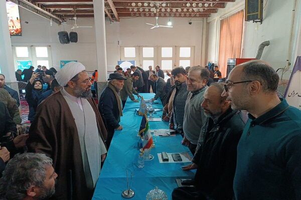 ببینید|برپایی میز خدمت اداره کل راه و شهرسازی استان همدان در محل نماز جمعه