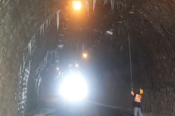 ویدیو| قندیل زنی تونل ها محور  کرج - کندوان توسط  راهداران گچسر