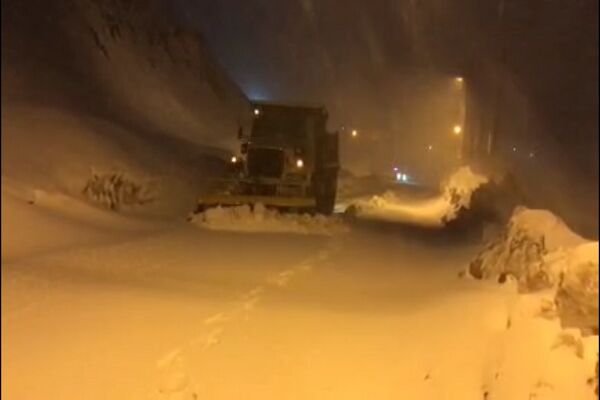 ️ویدیو | عملیات برف‌روبی در محور سه‌راهی شهداء(ملندو) به نوسود، با وجود کولاک شدید، توسط راهداران شهرستان پاوه - استان کرمانشاه
