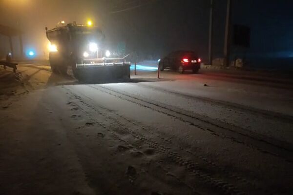 ️ویدیو | عملیات برف‌روبی و نمک‌پاشی در محور پاوه به روانسر محدوده گردنه شمشیر با تلاش راهداران شهرستان پاوه - استان کرمانشاه