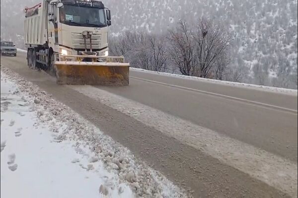 ویدیو | عملیات برف‌روبی در محور پاوه به روانسر با تلاش راهداران شهرستان روانسر - استان کرمانشاه