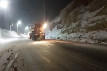 ویدیو | عملیات برف روبی در محور روانسر به پاوه توسط راهداران شهرستان روانسر - استان کرمانشاه
