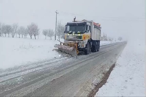 ️ویدیو | عملیات برف‌روبی در محور سرمست به سرپل‌ذهاب باتلاش راهداران شهرستان گیلانغرب - استان کرمانشاه