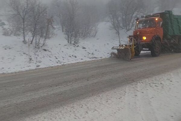 ویدیو | عملیات برف روبی در محور روانسر به پاوه توسط راهداران شهرستان روانسر - استان کرمانشاه