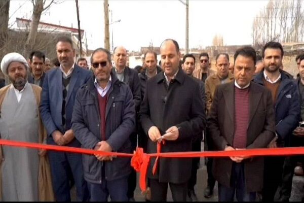 ویدیو| آیین بهره برداری از عملیات لکه گیری و روکش آسفالت ۳۰ کیلومتر از راه‌های روستایی شهرستان ورزقان